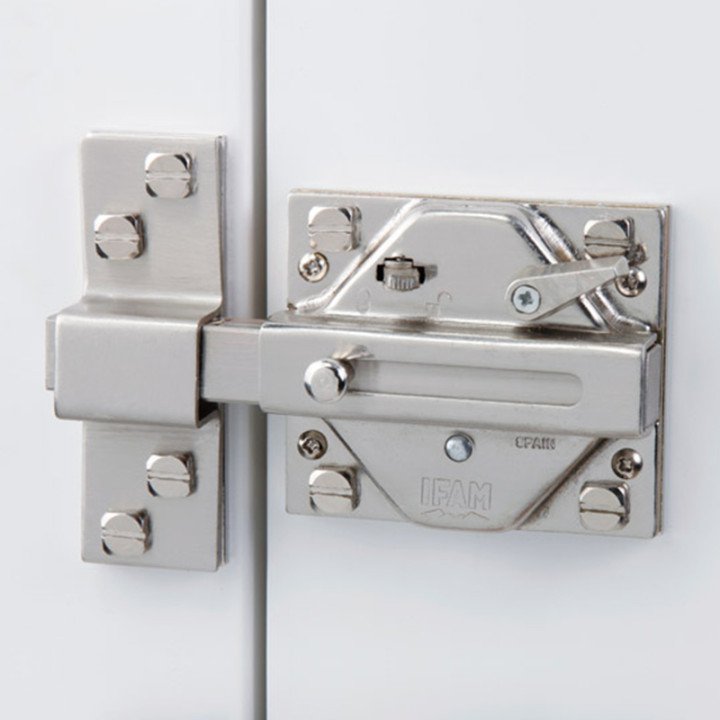 Mediante el cerrojo CS88 de IFAM logrará reforzar la seguridad de su puerta, gracias a su palanca de acero de 17 mm. de espesor.